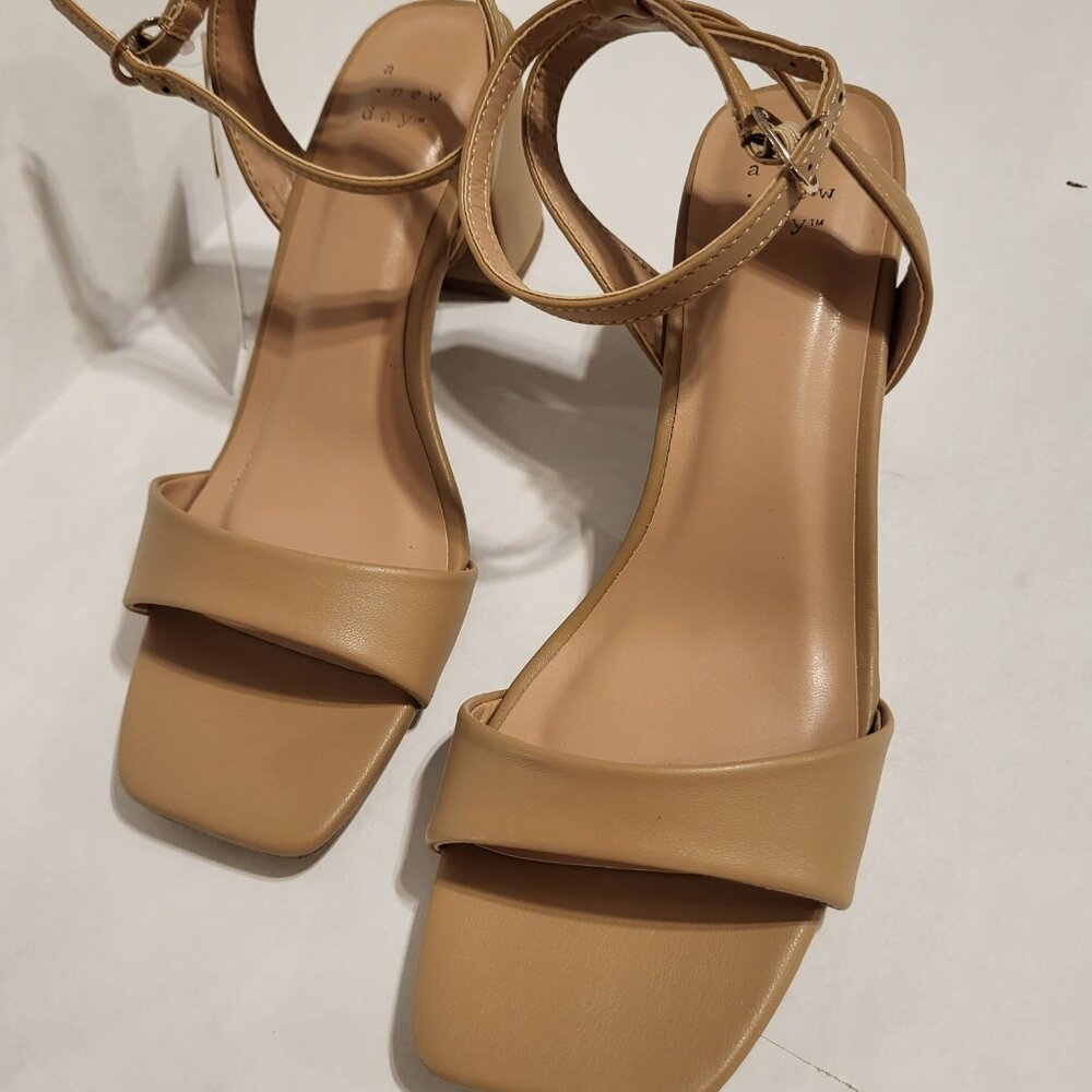NWT New Day: Sonora Womens' Strappy Sandal Tan Size